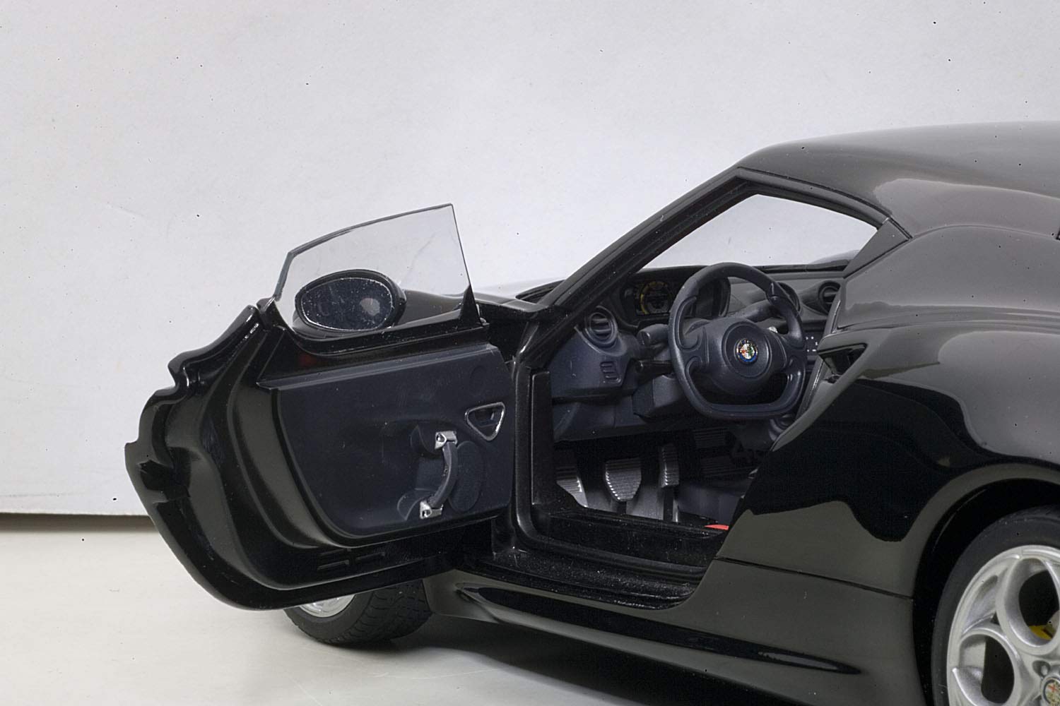 Autoart 1/18 Alfa Romeo 4C Black- Japan Figure Store - #1 Bring To You The Best Japanese Goods