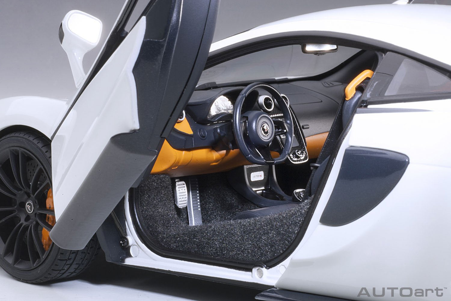 Autoart 1/18 McLaren 570S White- Japan Figure Store - #1 Bring To You The Best Japanese Goods