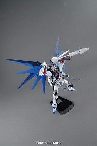 Bandai Mg 1/100 Zgmf-10a Freedom Gundam Ver 2.0 Plastic Model Kit Japan- Japan Figure Store - #1 Bring To You The Best Japanese Goods