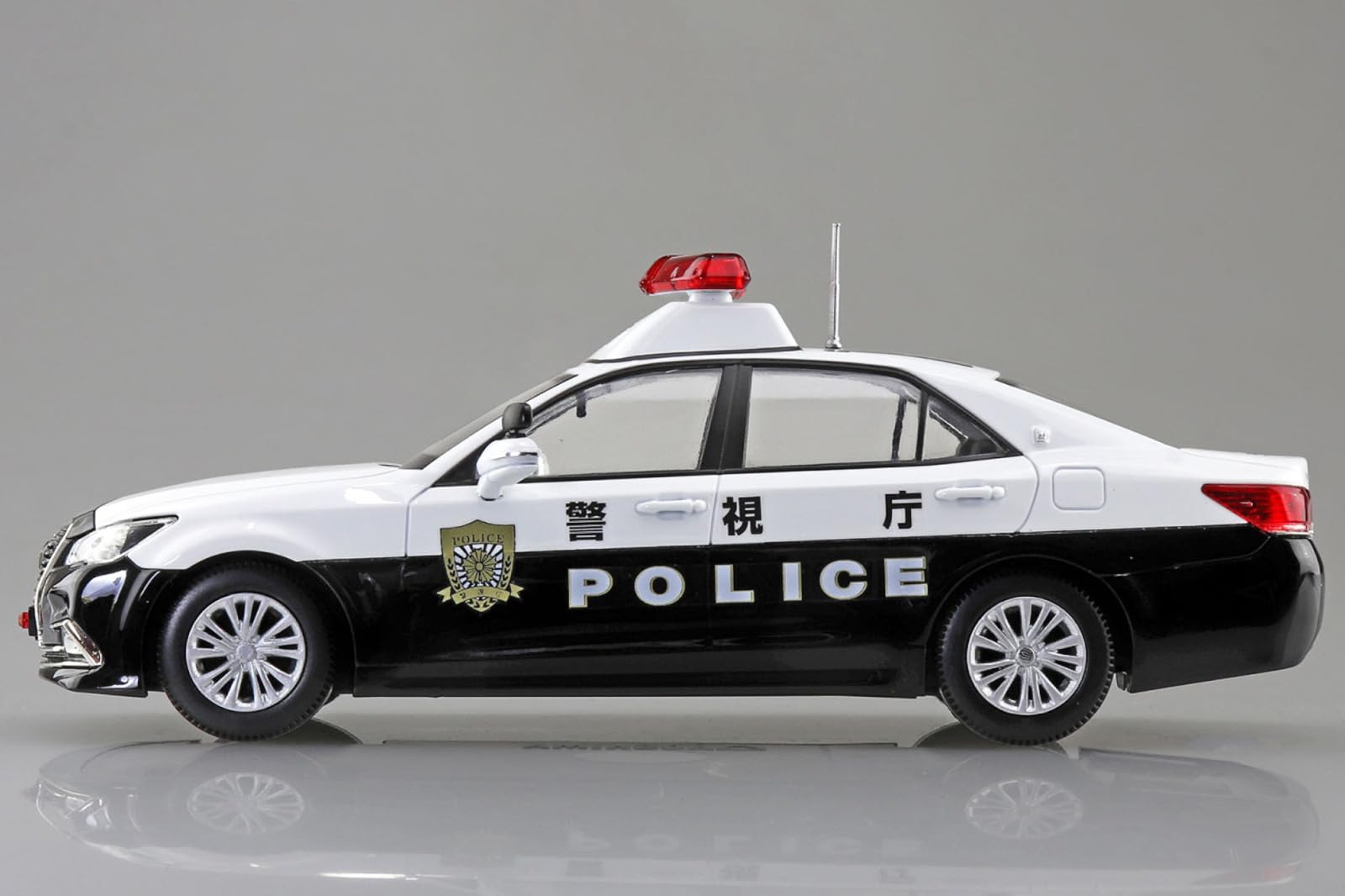 Aoshima 1/32 Toyota Crown Patrol Car Snap Kit Pre-Colored Model