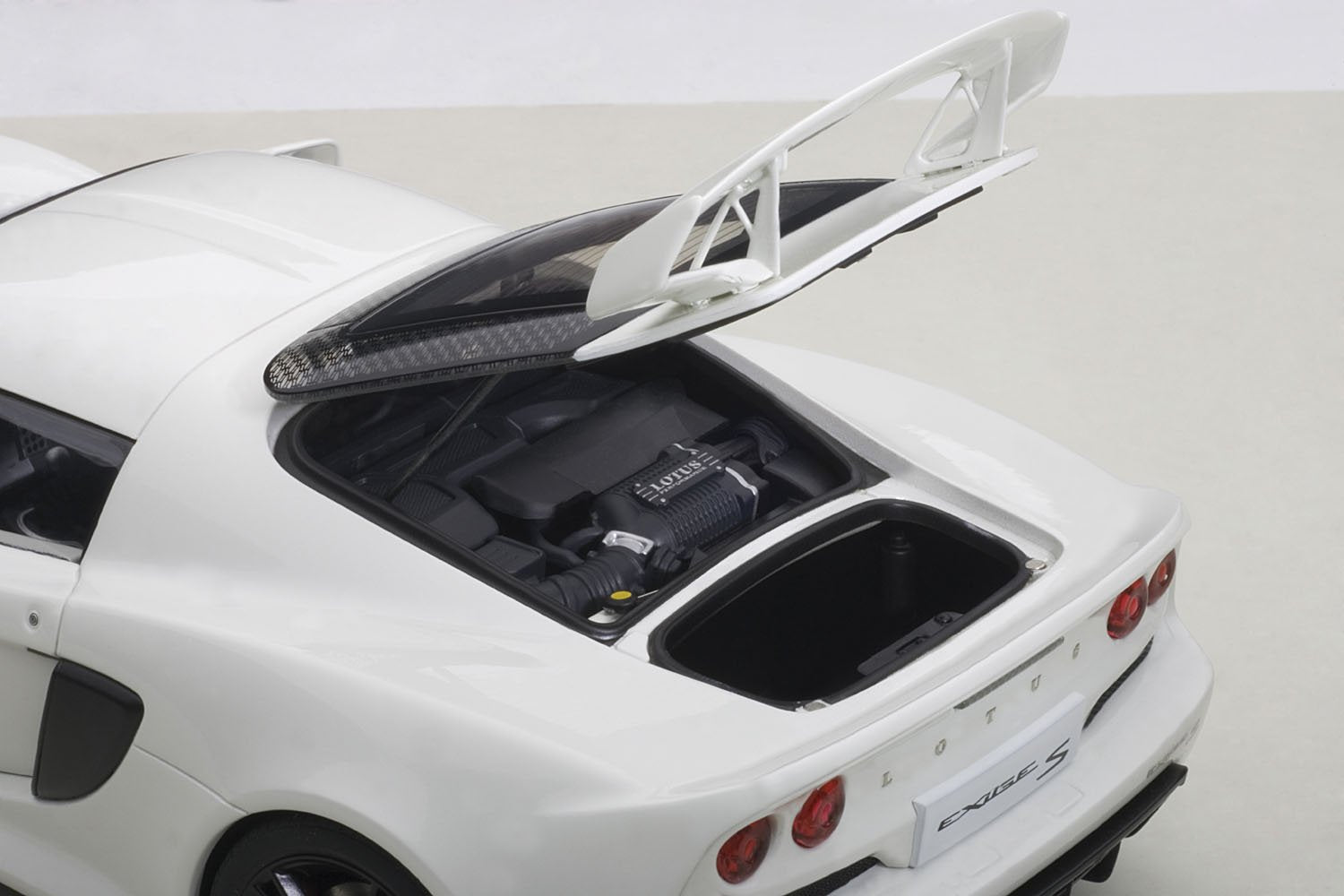 Autoart 1/18 Scale Lotus Exige S Diecast Model Car in White- Japan Figure Store - #1 Bring To You The Best Japanese Goods