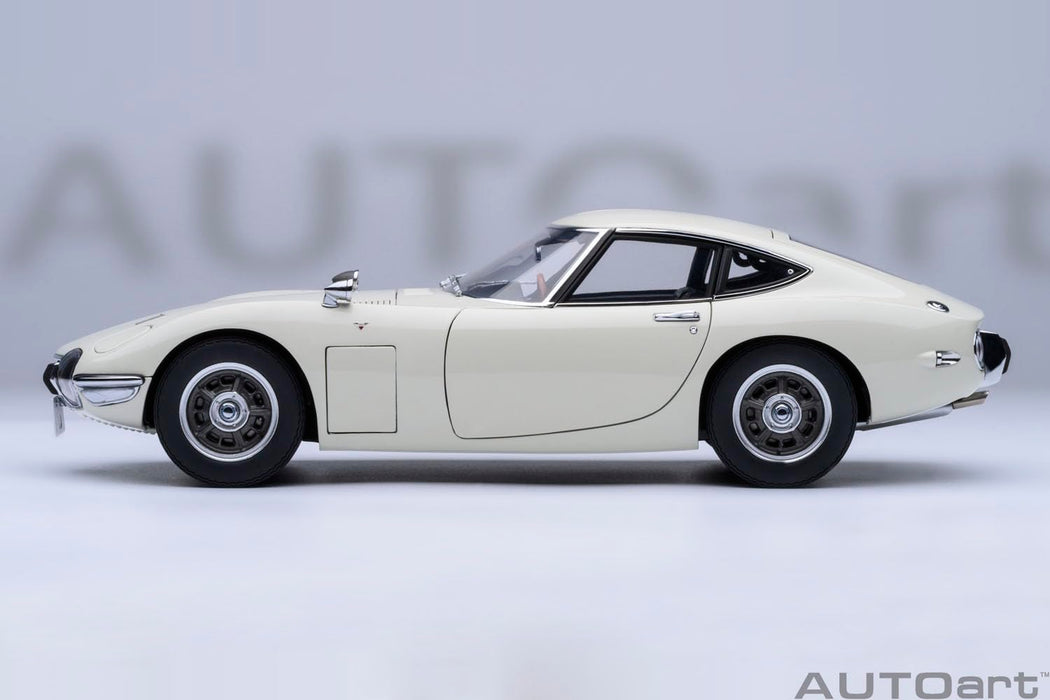 Autoart Toyota 2000Gt 1967 White Model 79546 - Diecast Car Replica