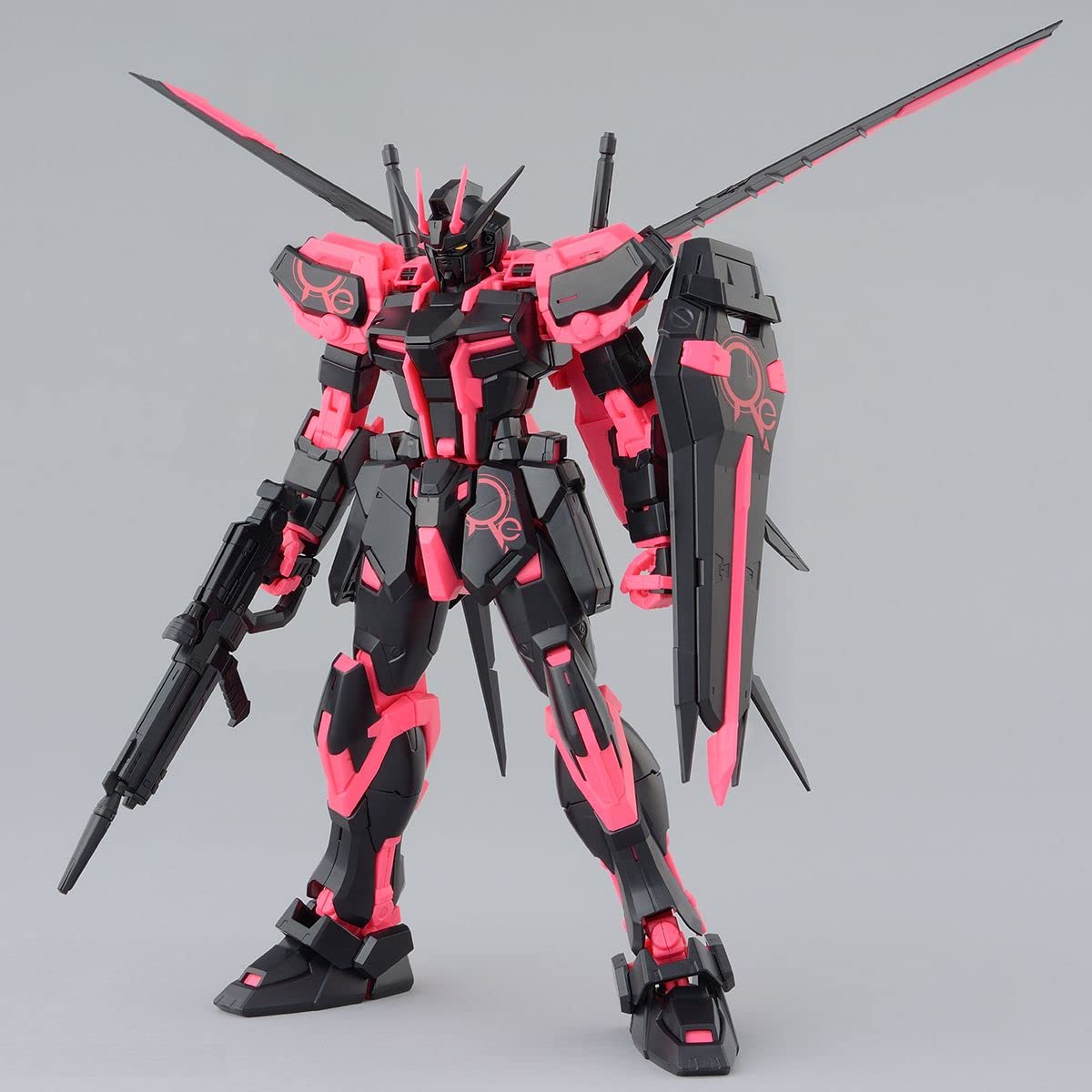 Kit maquette Bandai MG 1/100 Aile Strike Gundam rose néon