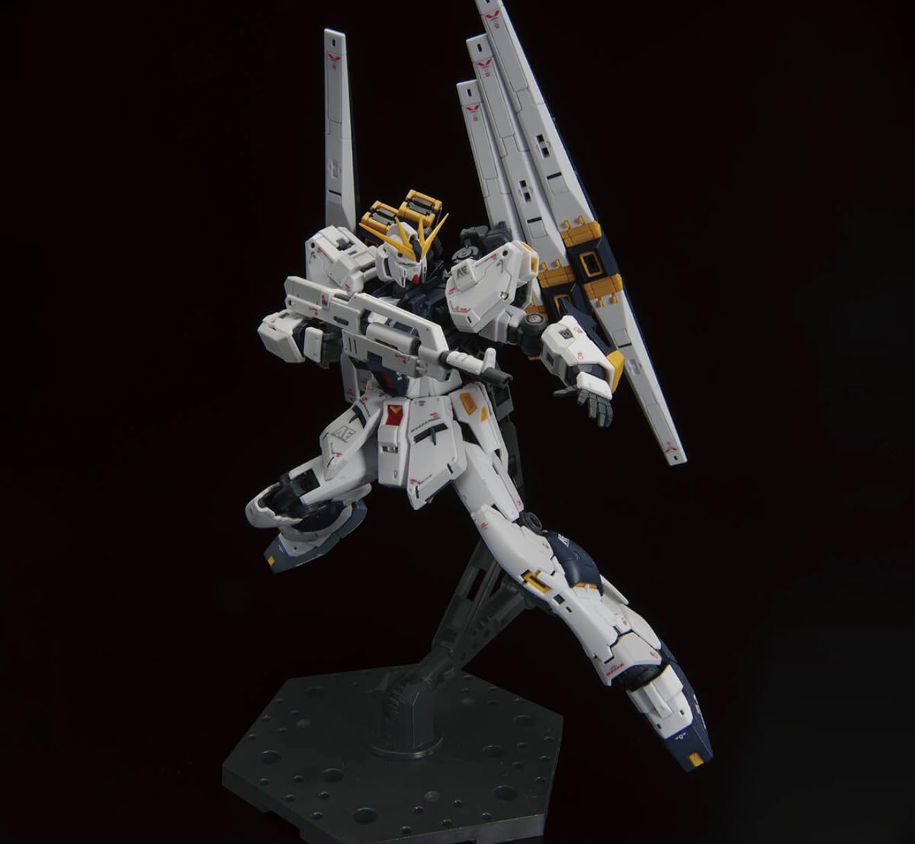 Bandai Spirits RG 1/144 Nu Gundam Double Fin Funnel - Kit de maquette