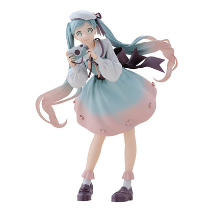 Banpresto Vocaloid Hatsune Miku Holiday Memories Camera Edition Figure