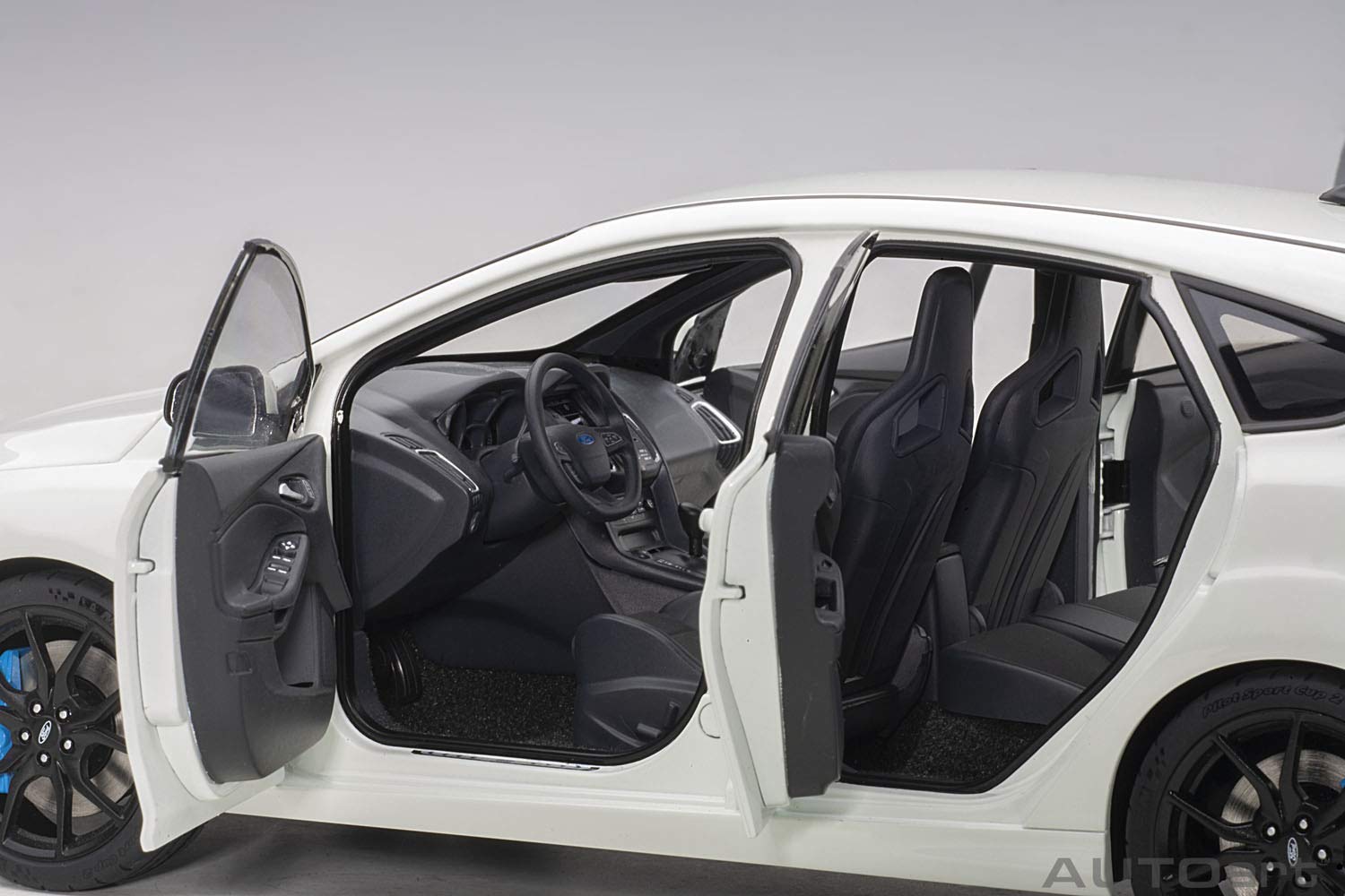 Autoart 1/18 Ford Focus RS White- Japan Figure Store - #1 Bring To You The Best Japanese Goods