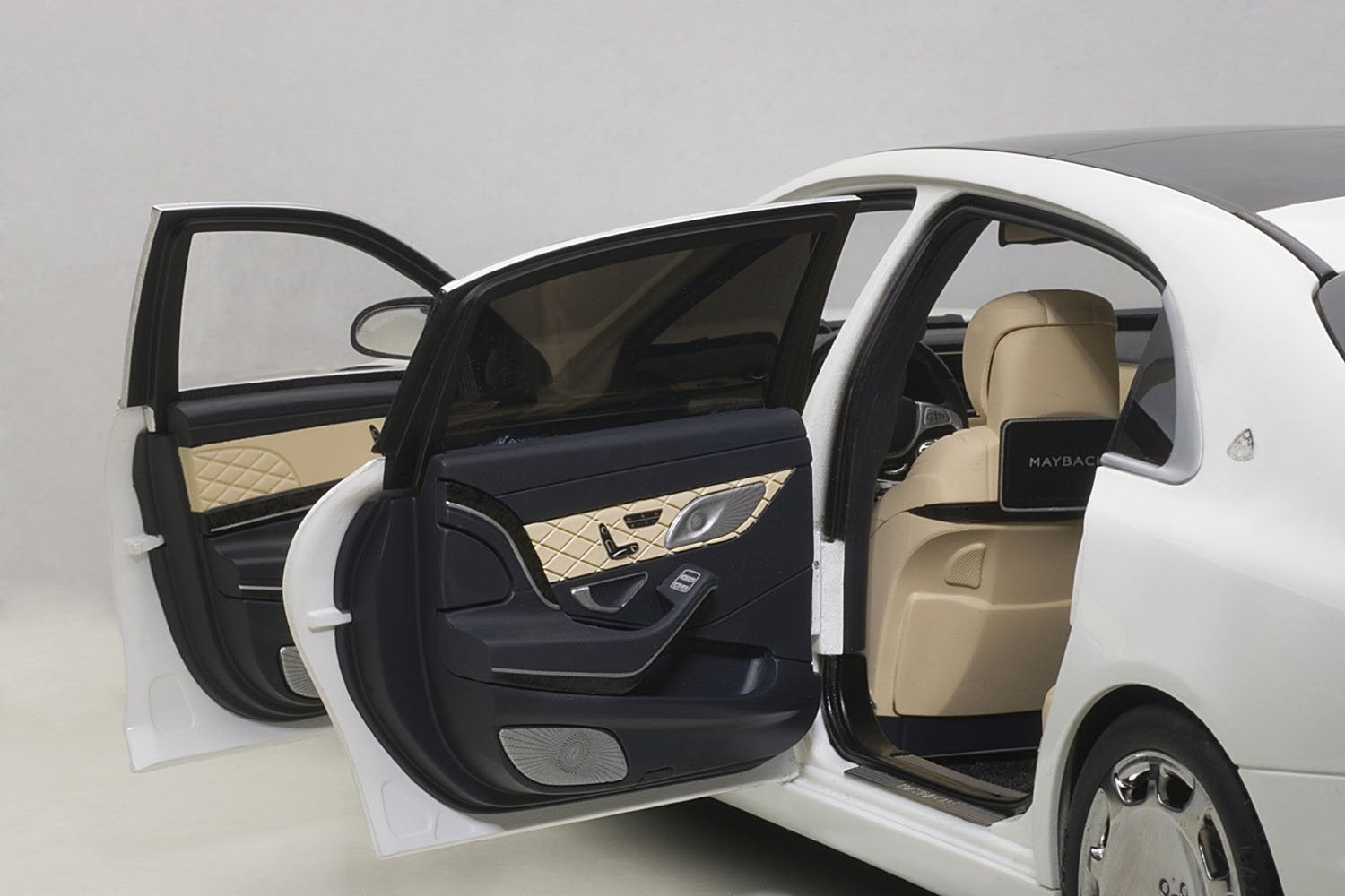 Autoart 1/18 Mercedes-Maybach S 600 White- Japan Figure Store - #1 Bring To You The Best Japanese Goods