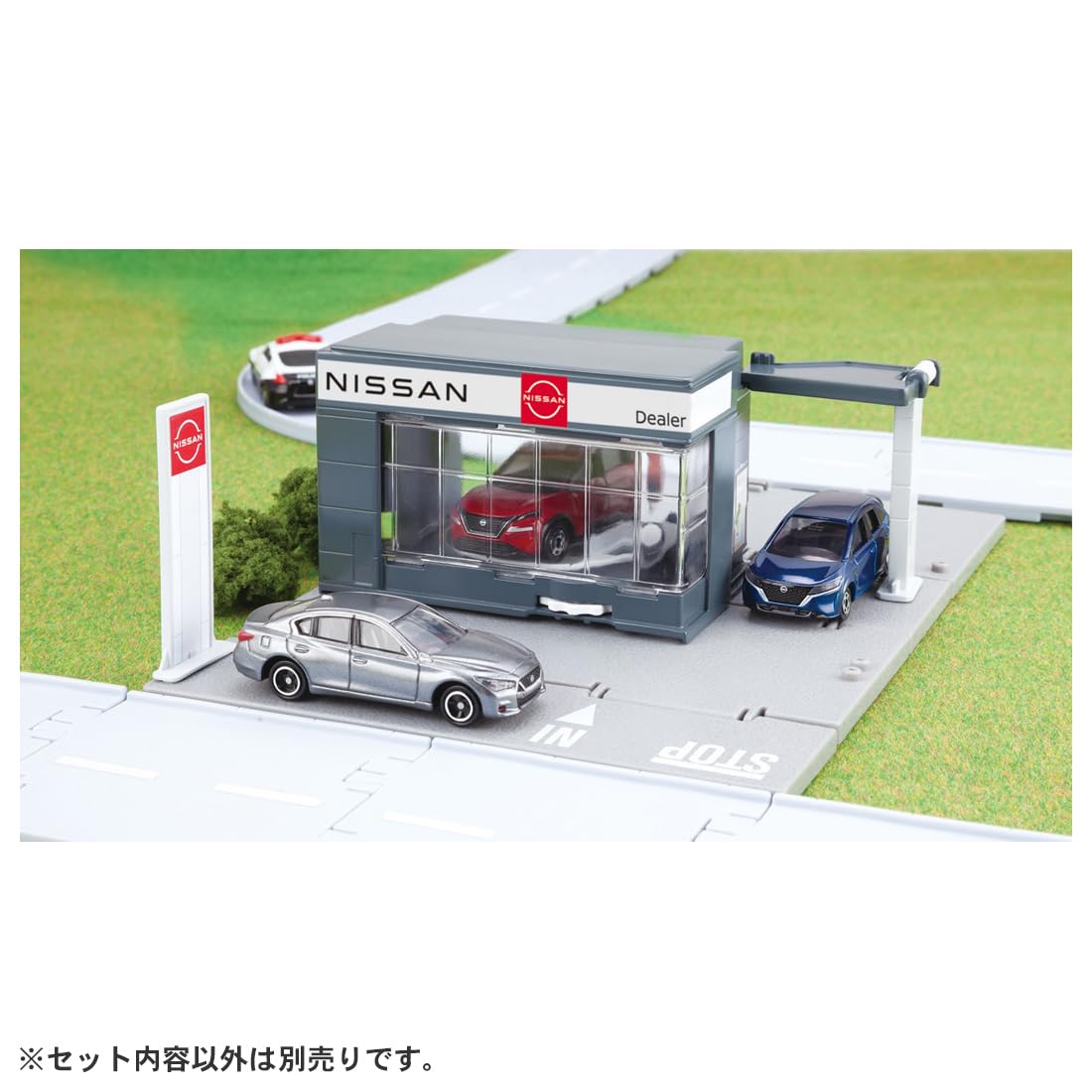 Takara Tomy Tomica Town Nissan Dealer with Mini Car Toy Suitable for Ages 3+- Japan Figure Store - #1 Bring To You The Best Japanese Goods